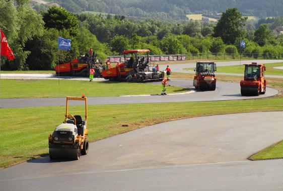 Pose d'asphalte au karting des Fagnes