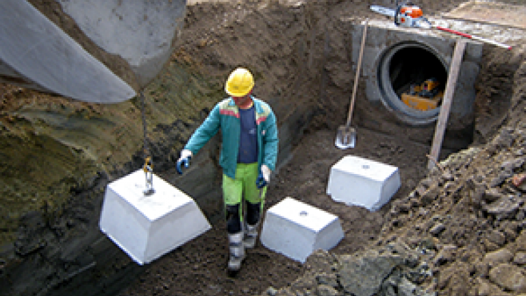 Des pieux en bois en guise de fondations