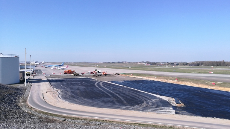 Liège Airport - Pose de gaine par Colas